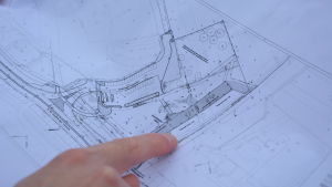 Det finns enbart en detaljplan över området, så ingen vet ännu exakt hur det kommer att se ut i verkligheten. ett pekfinger som pekar på nya hamnområdet på en detaljplan, en karta