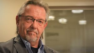 Veli-Markku Uski tror stenhårt på projektet med den nya järnvägen men vågar inte sia om när den står färdig - eller ens när byggstarten blir. Veli-Markku Uski