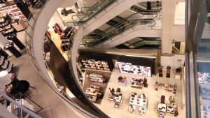Stockmann kan tvingas hyra ut en större del av sina varuhus. Interiör från Stockmanns varuhus i Helsingfors.