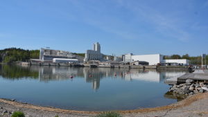 Pargas stad har en hel del tung industri. Vy över Finnsementtis fabrik och hamn i Pargas.