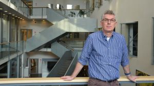 Beslutsfattarna skulle gärna få lyssna mera på forskarna, säger professor Ron Zevenhoven. Professor Ron Zevenhoven med en låda stenar.