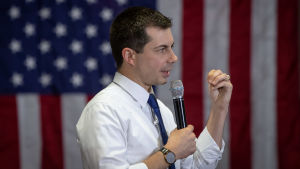 Borgmästaren Pete Buttigieg gjorde av allt döma ett gott val och han hävdar själv att han vann primärvalet i Iowa Pete Buttigieg håller tal framför en amerikansk flagga
