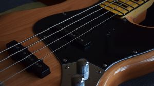 Vissa väljer att använda tiden hemma till att öva på sina hobbyer. En basgitarr.