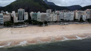 Copacabana den 21 mars. Stranden är så gott som tom. Coronaviruset har tömt stranden Copacabana i Brasilien. På bilden syns en tom strand och vågor som slår mot stranden samt flervåningshus i bakgrunden.