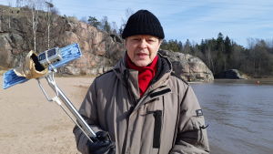 Claes Olsson på Lillforsens badstrand vid Vanda å, den sista veckan i mars 2020 Filmregissören Claes Olsson under Covid-19-tider, den sista veckan i mars 2020 på Lillforsens badstrand vid Vanda å.