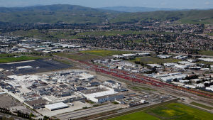 Teslas jättefabrik i Fremont öppnade trots ett lokalt förbud Teslas jättefabrik i Kalifornien