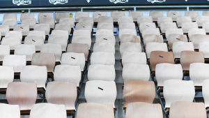 Andra klubbar behöver inte tänka som HJK. Eget ansvar betonas. Tölö fotbollsstadions läktare. En del platser är markerade med svart tusch.