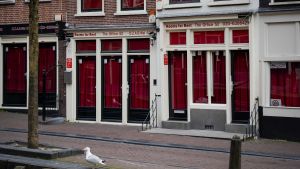 Nu under coronapandemin gapar gatorna och fönstren tomma i Red light district Red light district i Amsterdam