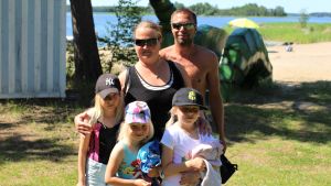 Katri och Marko Lopakka med brorsdöttrarna Jonna, Minja och Ella. En familj på väg till stranden.