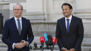 Fine Gaels ledare och den avgående premiärministern Leo Varadkar (till höger) tillsammans med partiets vice ordförande Simon Coveney under en presskonferens den 15 juni. Fine Gaels ledare och den avgående premiärministern Leo Varadkar (till höger) tillsammans med partiets vice ordförande Simon Coveney under en presskonferens den 15 juni.
