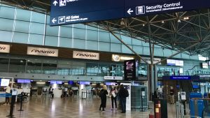 Ingen rusning efter att majoriten av morgonflygen lyft kring klockan 8. Totalt 60 flyg avgick från Helsingfors-Vanda flygplats på måndagen. En handfull människor står vid checkin-diskarna på flygplatsen.