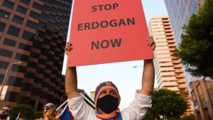 En armenisk demonstrant stod utanför Azerbajdzjans generalkonsulat i Los Angeles på onsdagen och krävde att den turkiska presidenten Recep Tayyip Erdoğans stöd till Azerbajdzjan stoppas. En demonstrant håller upp ett plakat med texten "Stop Erdogan now".