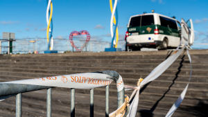 Gränsövergångarna i Torneå har sedan mars övervakats av personal från Västra Finlands sjöbevakningssektion. Lapplands gränsbevakningssektion har ansvarat för resten av den svenska gränsen. Gränsbevakningens bil framför ett kravallstaket på gränsen i Torneå-Haparanda.
