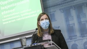 Undervisningsminister Li Andersson sa att det är en stor glädje för henne att få presentera regeringens förslag om utvidgad läroplikt. Undervisningsminister Li Andersson står i talarstol och presenterar regeringens förslag om utvidgad läroplikt.