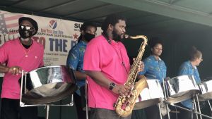 Valstämning till latinamerikanska rytmer. Ett band spelar utanför en vallokal i södra Miami.
