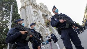 Poliser vaktar utanför kyrkan. Poliser vaktar utanför Notre-Dame i Nice, frankrike i oktober 2020.