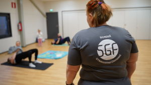 Fysioterapeut Maria Söderholm från Sjundeå Gymnastikförening leder gympan för mammor och gravida kvinnor. Kvinnor gympar i bakgrunden.