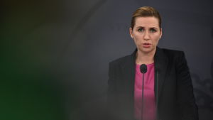 Danmarks statsminister Mette Fredriksen höll presskonferens på onsdag kväll. Mette Frederiksen vid talarpodium under presskonferens.