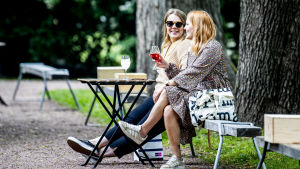 Hur har dina vänskaper klarat pandemin? Två kvinnor sitter på en uteservering.