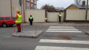 Det nya övergångsstället på Sirkkalagatan har även refug. trafikjippo sirkkala,