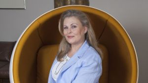 Anne Pohtamo-Hietanen i Eero Aarnios Åskbollen-stol i salen på Ekudden. Anne Pohtamo-Hietanen i Erro Aarnios bollstol