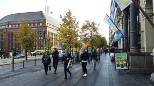 En del invånare med invandrarbakgrund känner sig otrygga då de går på stan. Människor i centrum av Helsingfors