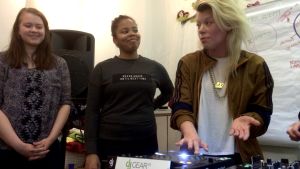 Emma Kemppainen (längst till höger) lär ut sina dj-kunskaper åt tjejerna på kursen. Emma Kemppainen till höger lär ut sina DJ-kunskaper.