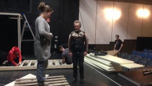 Raseborgs ruiners scenografi revs genast efter sista föreställningen. Framme i bild regiassistent Emma Kullberg och regissör Erik "Miki" Pöysti, som fick tillbaka sin mc-rock som varit utlånad till en av skådespelarna. Nerrivna kulisser på kulturhuset Karelias scen. Personer som skruvar sönder dem.