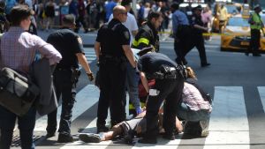 En bil körde i hög hastighet på folkmassa på Times Square i New York den 18 maj 2017.