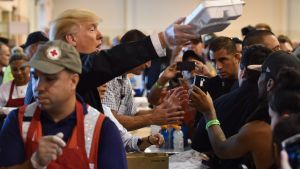 Presidenten serverar mat åt översvämningsdrabbade i Houston. President Trump serveras mat vid ett hjälpcenter i Houston.