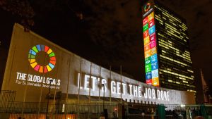 De 17 globala målen projiceras på FN:s högkvarter i New York 2015. Globala målen ersatte de gamla så kallade Millenniemålen, men har kritiserats för att vara luddigt formulerade och svåra att mäta. De 17 Globala målen projiceras på FN:s högkvarter i New York år 2015.