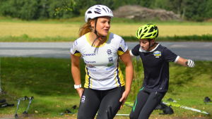Julia Häger ses ofta som hjälpledare på FSS "Skidtalang"-läger. Julia Häger drar träning för juniorer i Vörå 2017.