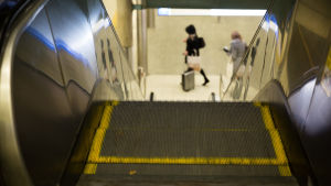 Rulltrappor passar inte alla - flera metrostationer behöver få en hiss till för att de ska vara tillgängliga för alla resenärer. Liukuportaat metroasemalla.