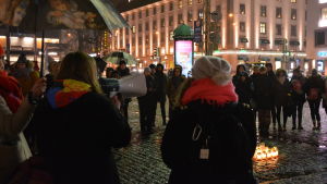 Flera anonyma vittnesmål lästes upp under demonstrationen. En kvinna talar i megafon och läser upp vittnesmål under me too- demonstration