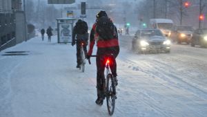 Cyklister i snöoväder.