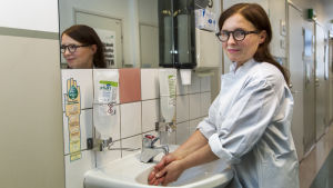 Professor Anu Kantele är noga med att tvätta händerna. Professor Anu Kantele tvättar händerna.