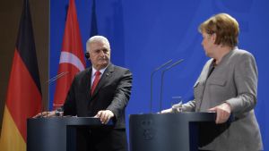 Binali Yildirim och Angela Merkel träffades i Berlin. Binali Yildirim och Angela merkel träffades i Berlin.