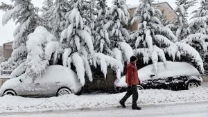 Snö norr om Thessaloniki, Grekland. Man promenerar i snö norrom Thessaloniki i Grekland.