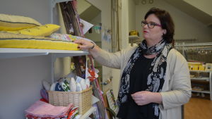 Samkommunsdirektören Sofia Ulfstedt Sofia Ulfstedt ser på varor i Butikken