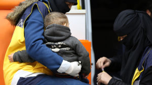Ett barn som har evakuerats från Douma och får medicin vid ankomsten till Al-Bab i Aleppo, Syrien 11.4.2018. Ett barn som har evakuerats från Douma och får medicin vid ankomsten till Al-Bab i Aleppo, Syrien 11.4.2018.