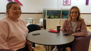 Chloe Deeny och Therese Forrester är nästan lika gamla som fredsavtalet. Therese Forrester och Chloe Deeny i Derry.