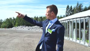 Vd Herkko Plit visar i vilket skede arbetet är. Verkställande direktör Herkko Plit för Balticconecctor vid byggarbetsplatsen i Ingå.
