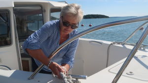 Att röra sig på sjön på egen hand är en självklarhet för Carina. Carina Wolff Brandt förtöjer sin båt vid land.