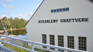 Kraftverket i Nykarleby figurerar i en av de åtta betraktelserna. Nykarleby kraftverk.