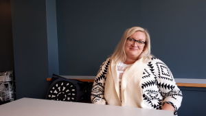 Tiina Isotalus (SDP) tror det börjar vara dags att diskutera svenskan och språklimatet i Karleby mer ingående. Tiina Isotalus
