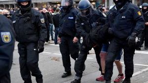 Polisen skärper övervakningen av Tysklands tredje största parti AfD och dess ungdomsföreningar Polisen tar hand om en högerextremist i Chemnitz den 1 september.