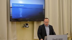 Bildningsdirektör Kurt Torsell svarade på alla fyra frågor under Sibbofullmäktiges första frågetimme. Frågetimme i Sibbo kommunalfullmäktige