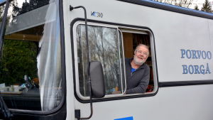 Uffe Johansson har rattat bokbussen i 15 års tid. Uffe Johansson tittar ut från bokbussen.
