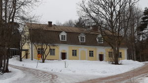 Ungdomsgården finns i det här huset på Lärdomsvägen 5 i Fiskars bruk. Ett gult och vitt stenhus i Fiskars där det bland annat finns en ungdomsgård.