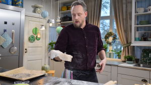 Mies leipoo leipää keittiössä
